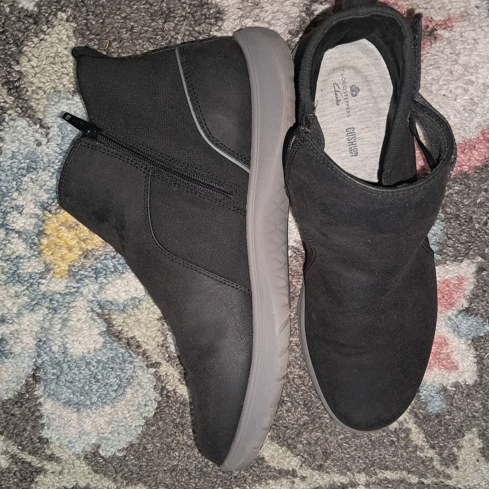 Clarks Black Ankle Boots size 10 with Gray Soles Vegan leather